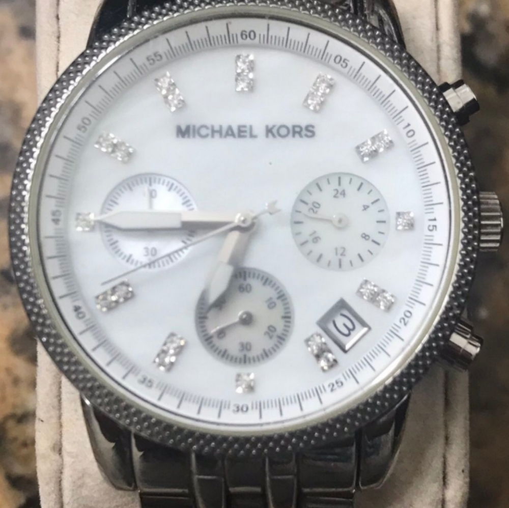 Michael Kors woman' silver watch with mother pearl